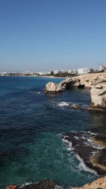 Kıbrıs Rum Kesimi Ayia Napa 'da deniz mağarası kemerli güzel deniz manzaralı aşk köprüsü.