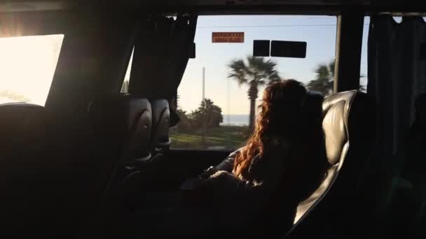 Молода Жінка Їде Автобусом Дивиться Море Пальмами Вікна — стокове відео