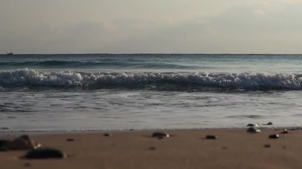 Schöne Küste Mit Wellen Horizont Und Sandstrand Mit Kieselsteinen Aiya — Stockvideo