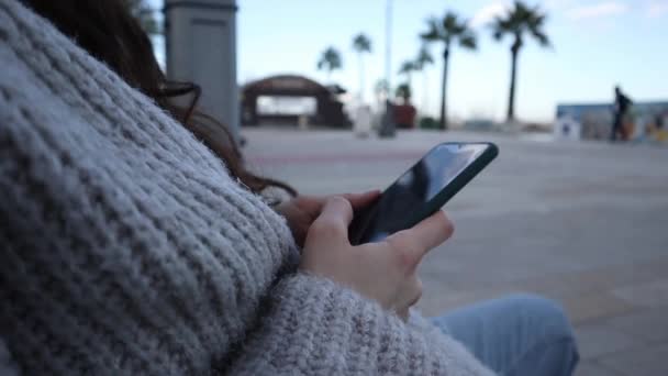 Close Uma Jovem Mulher Usando Smartphone Livre Perto Mar Com — Vídeo de Stock