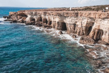 Kıbrıs Rum Kesimi 'nin Ayia Napa kentinde turkuaz su denizi bulunan milli parktaki Cape Greco yakınlarındaki deniz mağaralarının güzel manzarası. 