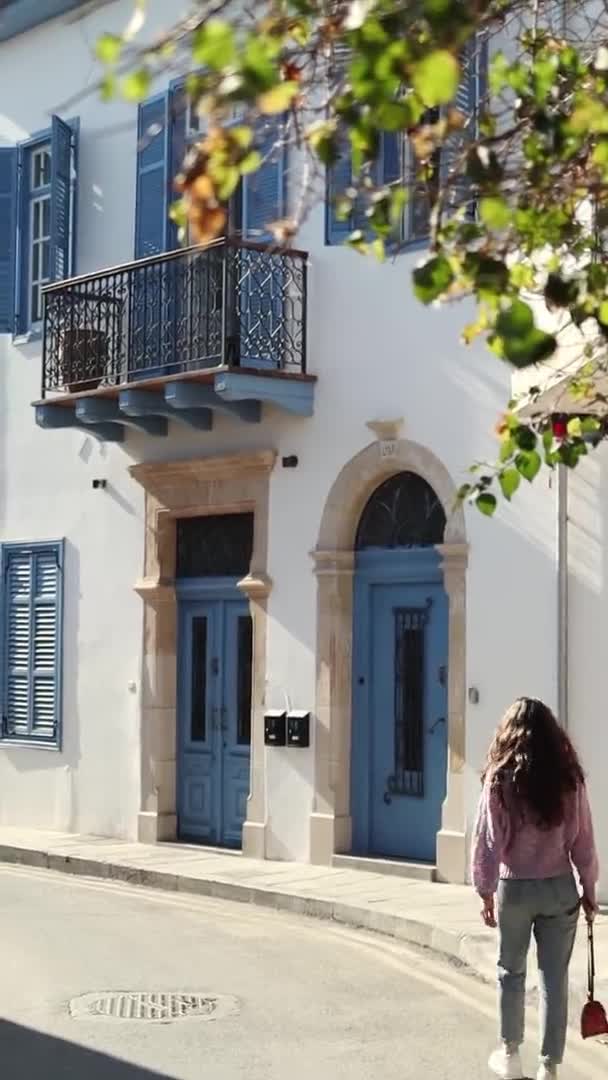Молодая Женщина Идет Рядом Красивым Зданием Голубыми Дверями Окнами Ларнаке — стоковое видео