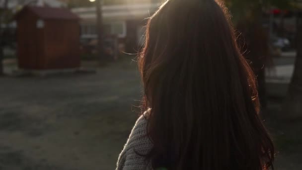 Молодая Счастливая Улыбающаяся Женщина Перед Закатом Контурный Свет — стоковое видео