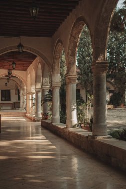 Panagia Chrisopolitissa, Larnaka, Kıbrıs 'ta fener ve saksı bitkileriyle güzel bir kemer.