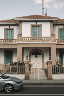 Kıbrıs Rum Kesimi 'nin Larnaka kentindeki sütunları, balkonu ve tropikal santralleri olan modern yerleşim yerleri. 