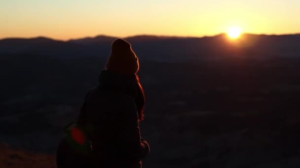 Woman Backpack Walking Front Sunrise Mountains Background Beautiful Sunset — Stockvideo