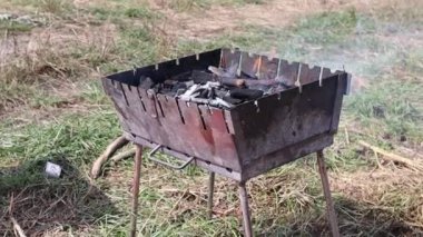 Göl kenarındaki portatif bir mangalda yangın.. 