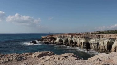 Kıbrıs Rum Kesimi 'nin Ayia Napa kentinde turkuaz su denizi bulunan milli parktaki Cape Greco yakınlarındaki deniz mağaralarının güzel manzarası. 