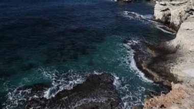 Kıbrıs Rum Kesimi Ayia Napa 'da deniz mağarası kemerli güzel deniz manzaralı aşk köprüsü.