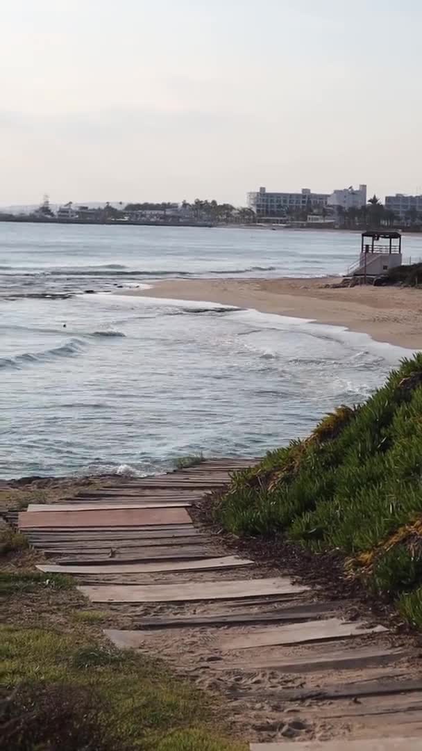 Dřevěný Chodník Písečnou Pláž Blízkosti Moře Slunečného Dne Ayia Napa — Stock video