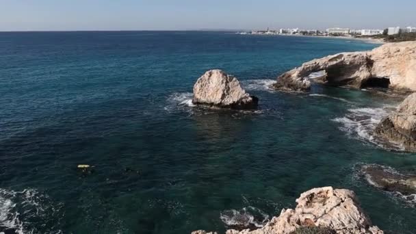 Krásný Přímořský Plášť Mořskou Jeskyní Oblouk Milostný Most Ayia Napa — Stock video