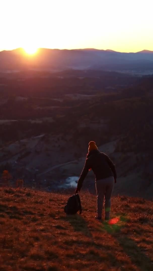 Woman Backpack Walking Sitting Front Sunrise Mountains Background Beautiful Sunset — Stockvideo