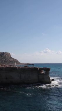 Kıbrıs Rum Kesimi 'nin Ayia Napa kentindeki Cape Greco dağının önünde göl denizi ve dalgaları ile güzel bir sahil.. 