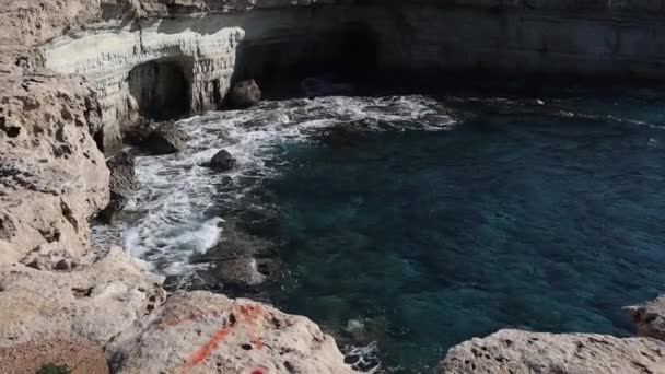 Морські Хвилі Біля Краю Скелі Айя Напа Кіпр — стокове відео