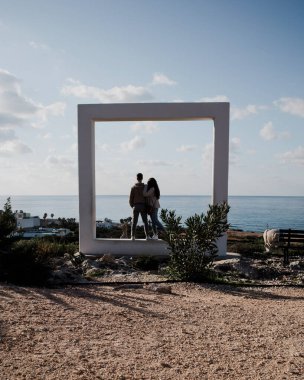 Kıbrıs Rum Kesimi 'nin Ayia Napa milli parkındaki Heykel Parkı' nda bir heykel meydanında genç bir çift duruyor. 