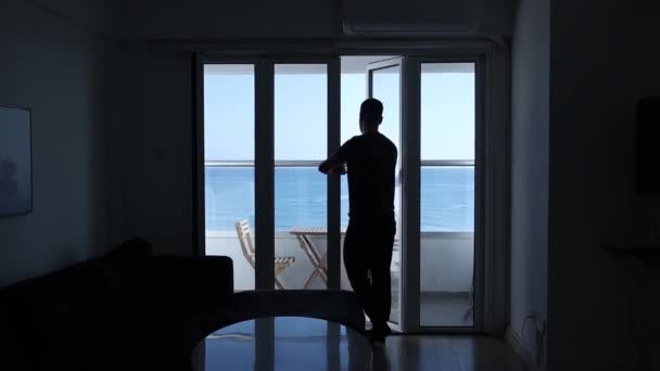 Homem Abre Portas Varanda Com Vista Para Mar Desfruta Vista — Vídeo de Stock