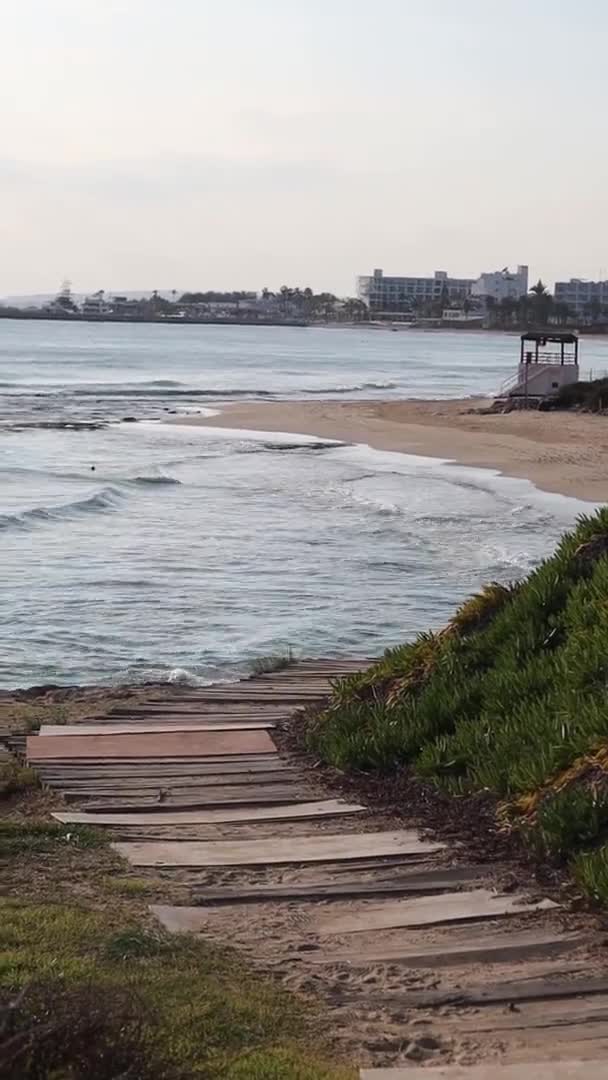 Trä Gångväg Till Sandstranden Nära Havet Solig Dag Ayia Napa — Stockvideo