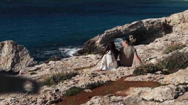 Una Joven Pareja Por Detrás Está Sentada Borde Mirando Puente — Vídeos de Stock