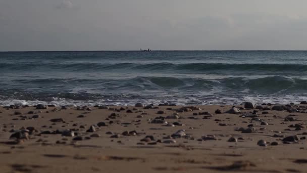 Krásné Moře Vlnami Obzoru Písečná Pláž Oblázky Aiya Napa Kypr — Stock video