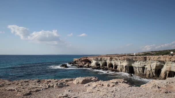 Homme Marche Devant Une Belle Vue Sur Les Grottes Marines — Video