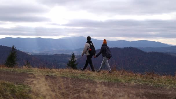 Side View Young Couple Walking Front Mountains View Beautiful Landscape — Stockvideo