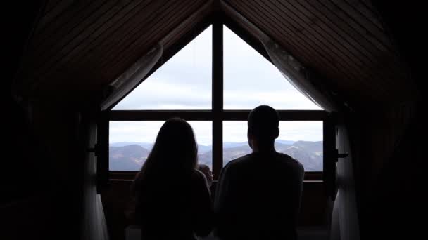 Silhouette Young Couple Sitting Front Beautiful Mountains Home View Drinking — ストック動画