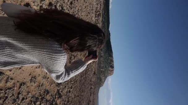 Молодая Женщина Сзади Фотографирует Горный Мыс Греко Айя Напе Кипр — стоковое видео