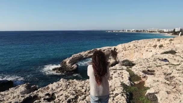 Une Jeune Femme Insouciante Par Derrière Tient Bord Mer Près — Video