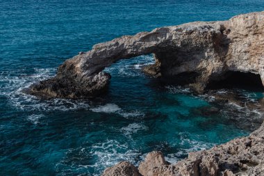 Kıbrıs Rum Kesimi Ayia Napa 'da deniz mağarası kemerli güzel deniz manzaralı aşk köprüsü.