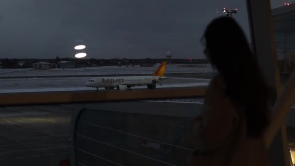 Une Femme Caucasienne Tient Près Fenêtre Aérogare Regarde Avion Fille — Video