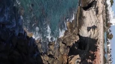 Kıbrıs Rum Kesimi Ayia Napa 'da deniz mağarası kemerli güzel deniz manzaralı aşk köprüsü.