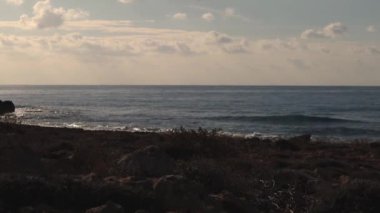 Kıbrıs Rum Kesimi Aiya Napa 'da uçurum kenarında deniz dalgaları.