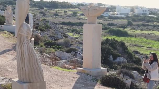 Ayia Napa Cyprus December 2021 Young Woman Walking Sculpture Park — 图库视频影像