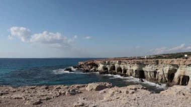 Kıbrıs Rum Kesimi 'nin Ayia Napa kentinde turkuaz su denizi bulunan milli parktaki Cape Greco yakınlarındaki deniz mağaralarının güzel manzarası. 