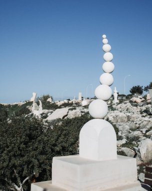 Kıbrıs Rum Kesimi 'nin Ayia Napa milli parkındaki Heykel Parkı' nda top heykeli. 