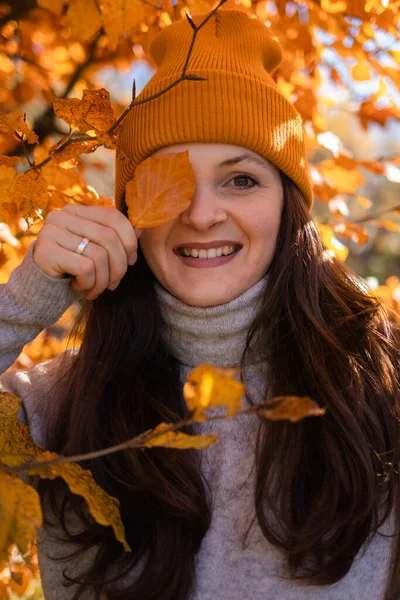 Retrato Uma Mulher Sorridente Feliz Gorro Laranja Árvore Folhas Laranja — Fotografia de Stock