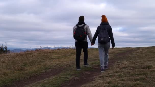 Ein Junges Paar Von Hinten Beim Wandern Den Bergen Bewölkte — Stockvideo