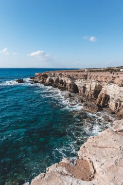 Kıbrıs Rum Kesimi 'nin Ayia Napa kentinde turkuaz su denizi bulunan milli parktaki Cape Greco yakınlarındaki deniz mağaralarının güzel manzarası. 