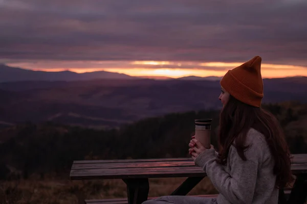 Une Jeune Femme Est Assise Avec Thermos Sur Banc Bois — Photo