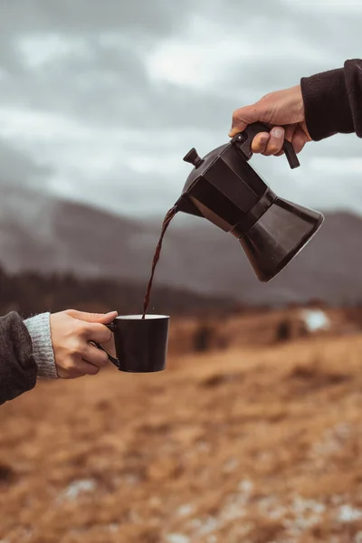 Person Pouring Out Coffee Moka Pot Cup Outdoors Front Foggy — Fotografia de Stock