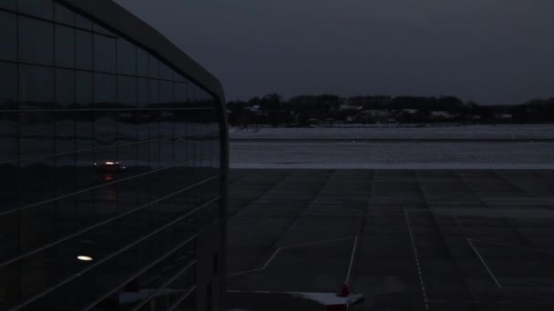 Aeroporto Vuoto Fuori Notte Senza Aerei — Video Stock