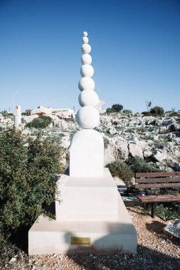 Kıbrıs Rum Kesimi 'nin Ayia Napa milli parkındaki Heykel Parkı' nda top heykeli. 