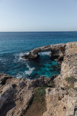 Kıbrıs Rum Kesimi Ayia Napa 'da deniz mağarası kemerli güzel deniz manzaralı aşk köprüsü.