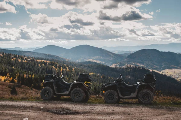 Güneşli bir günde ATV 'ler dağlarda