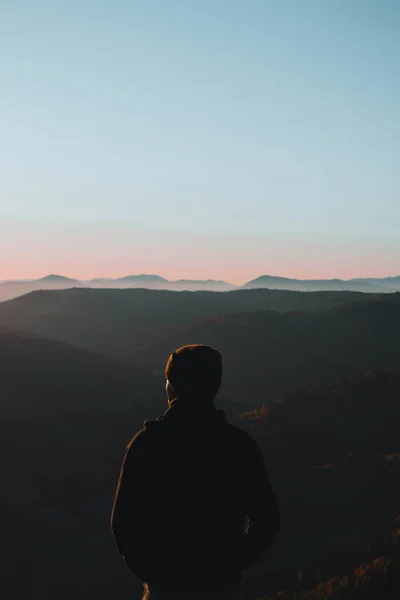Молодой Человек Сзади Стоит Смотрит Горы Осенний Пейзаж Утром — стоковое фото
