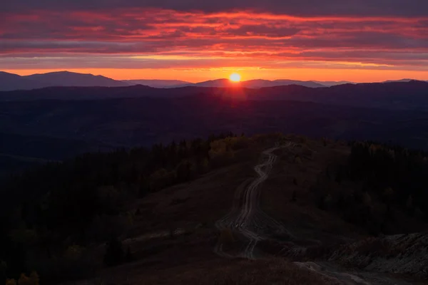 Zachód Słońca Górach Jesienny Krajobraz Wieczorem Długą Drogą — Zdjęcie stockowe