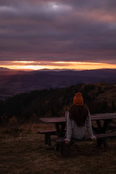 Young Woman Sitting Wooden Bench Looking Sunset Mountains View — Stock Photo, Image