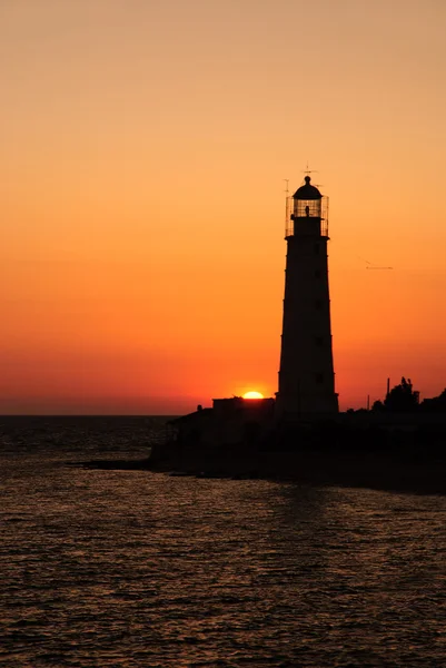 ビーコンの塔の上の明るい海の夕日 — ストック写真