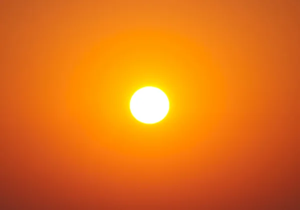 Brillante sol grande en el cielo con colores de degradado naranja amarillo — Foto de Stock