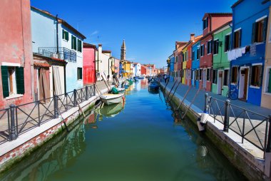 Venedik, burano Adası, küçük parlak boyalı evleri ve kanal